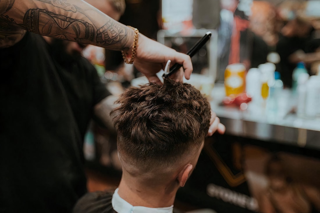 Le peigne passé dans les cheveux avant la coupe aux ciseaux