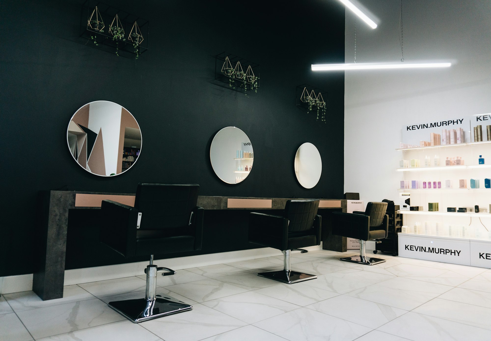 Le salon, postes de coiffage et miroirs alignés