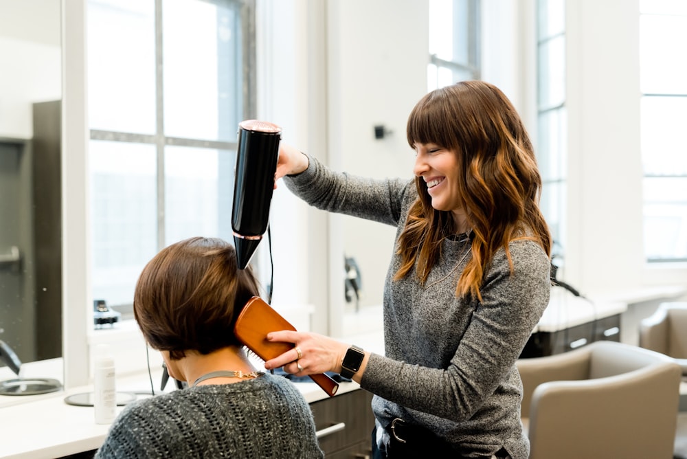 Louise Amrani, coloriste, au brushing