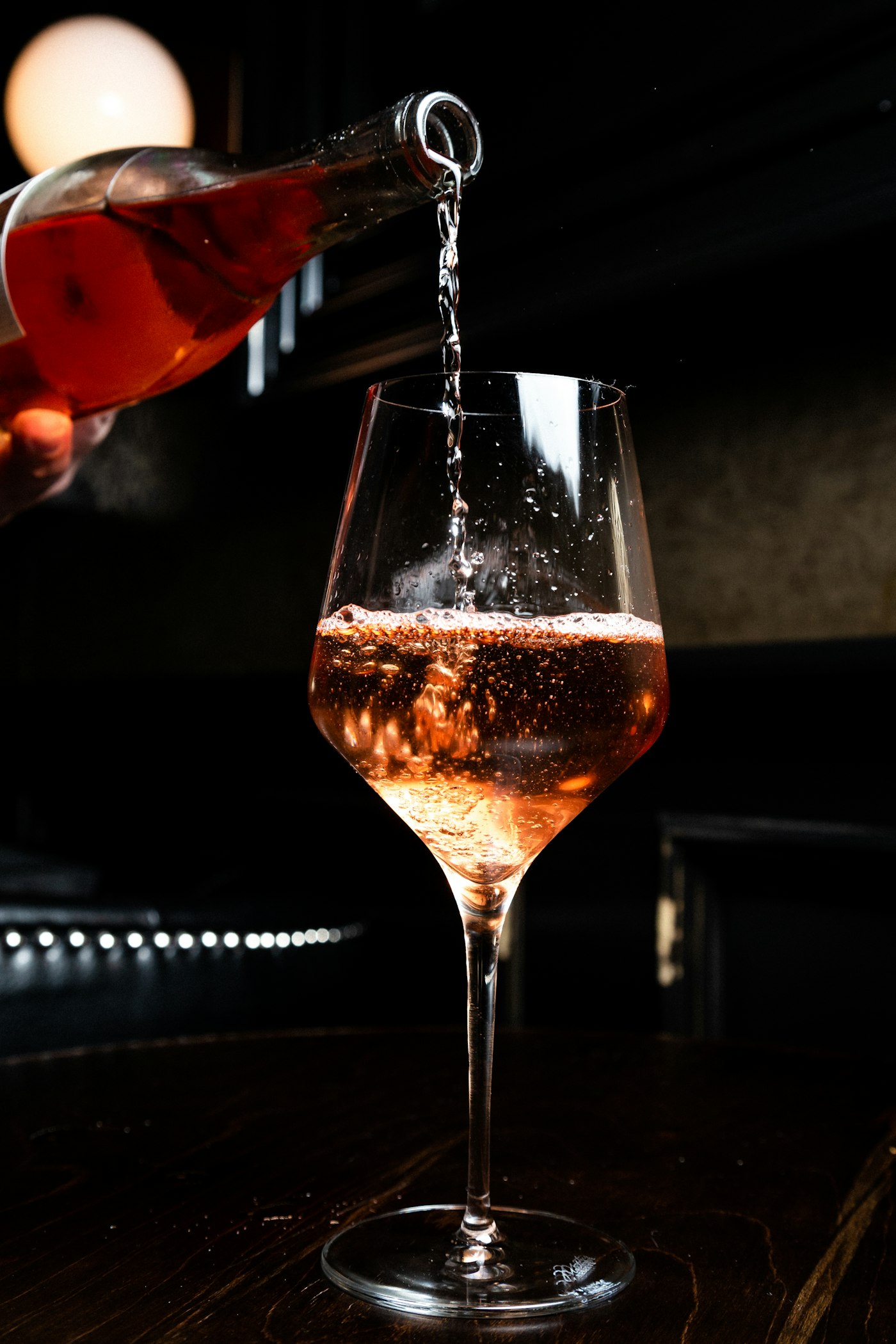 Un verre servi au comptoir, face à la cave