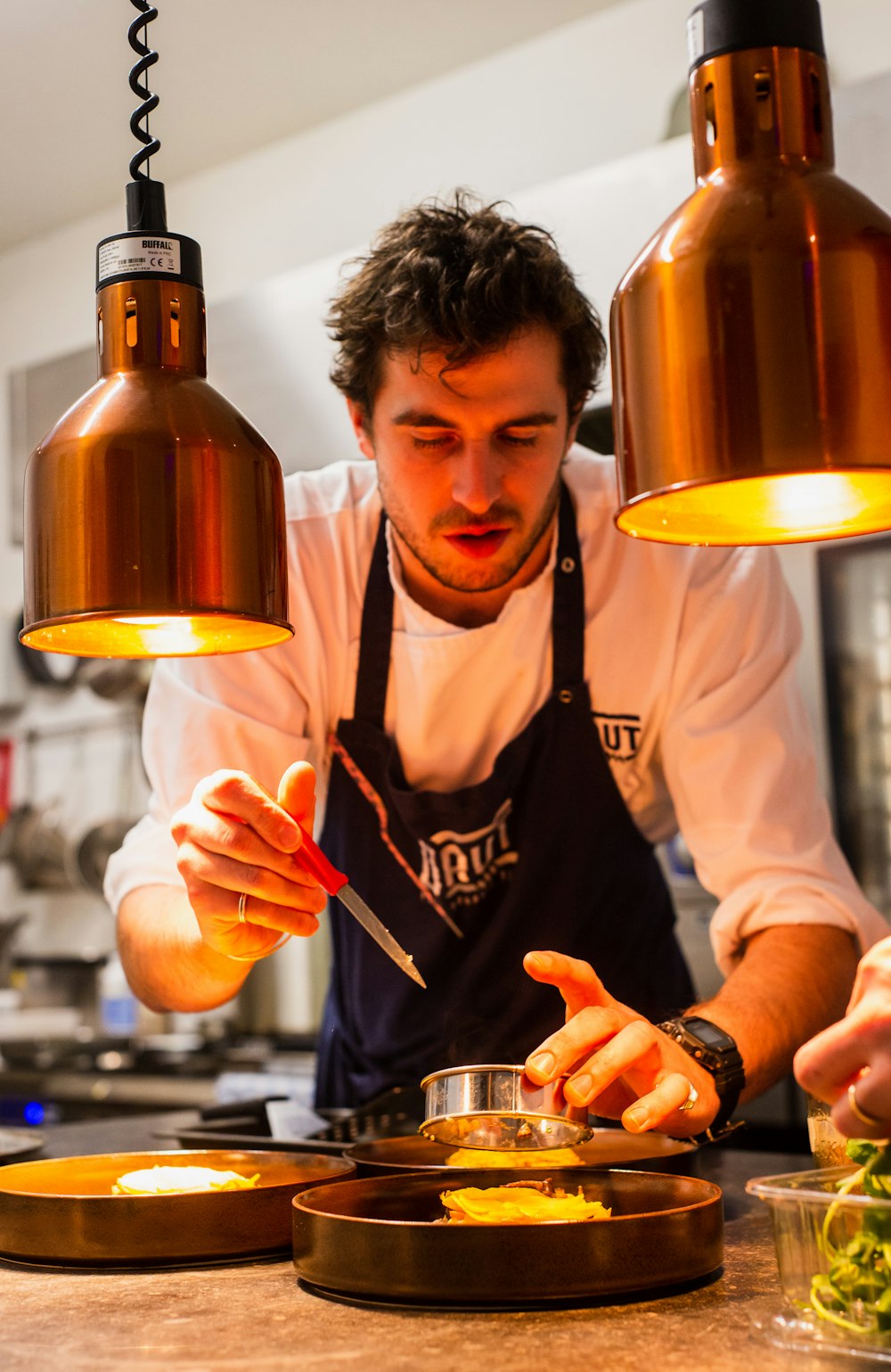 En cuisine, le dressage sous les lampes chauffantes