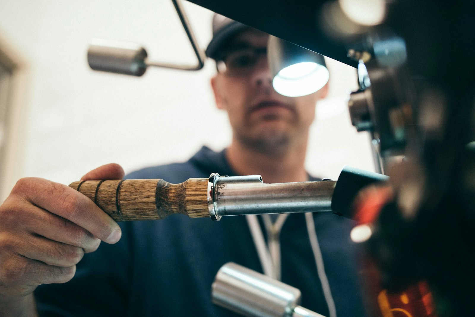 Ajustage d'une pièce à l'établi de l'atelier