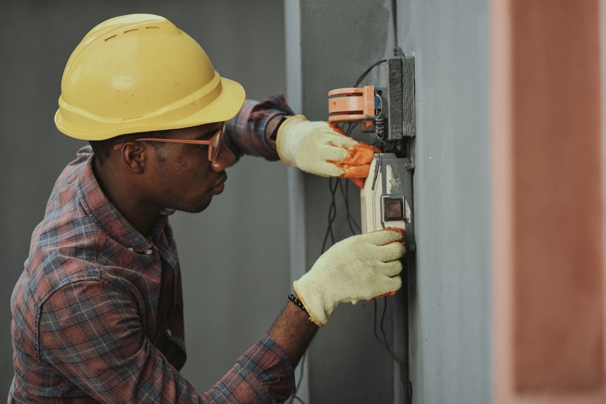 Pose d'un coffret technique en façade