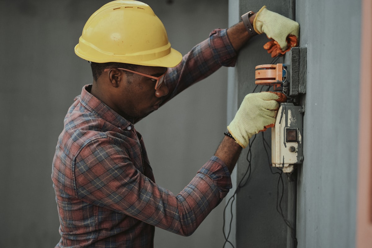 Contrôle d'un coffret technique sur chantier